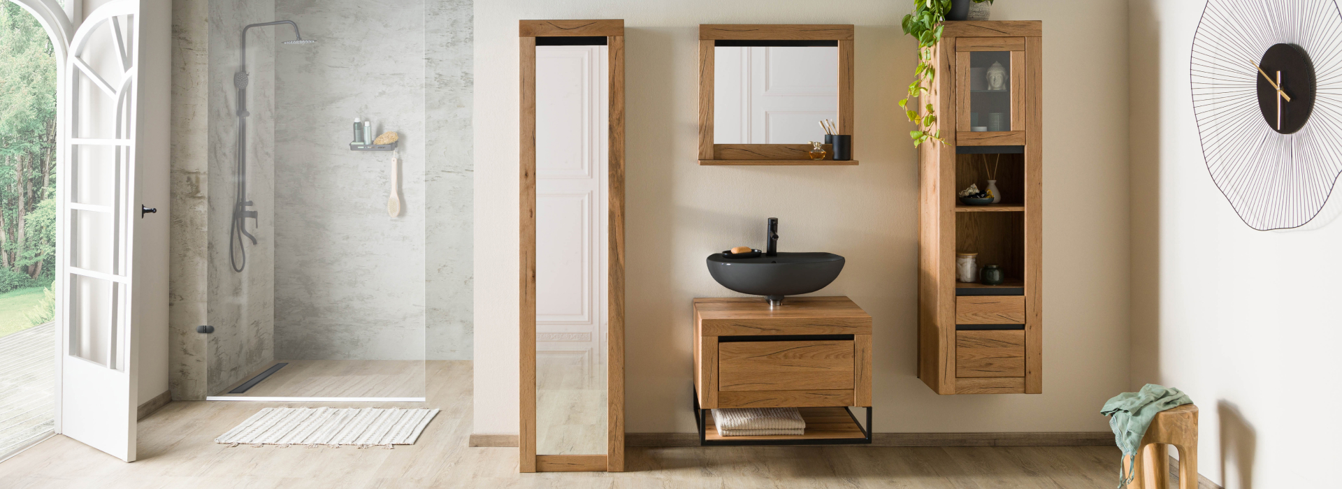Moderne badkamer met wastafel, hoge kast en spiegels van massief wild eikenhout, evenals een zwarte opzetwastafel.