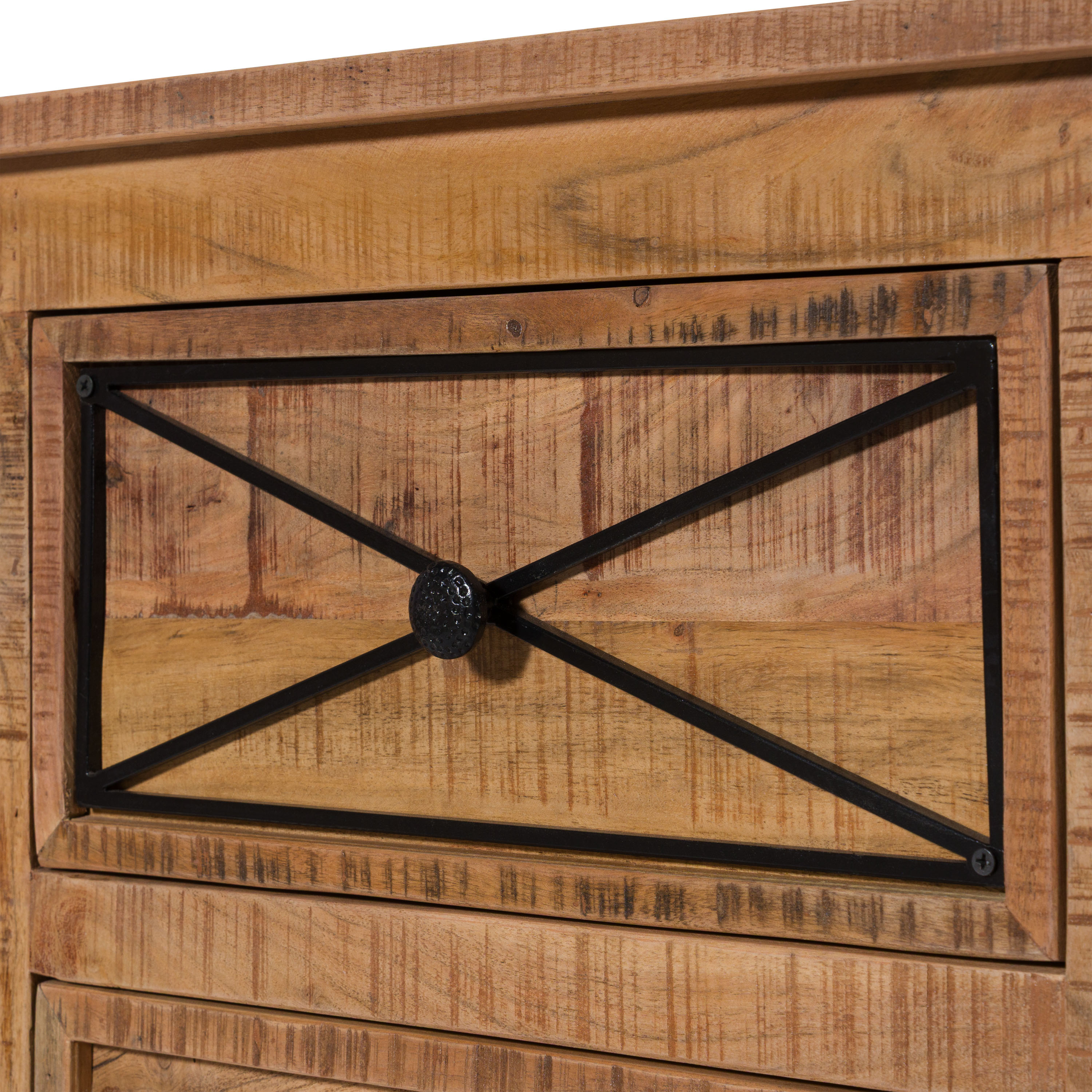 Detailfoto van het dressoir in vintage-look met zwarte ijzeren steunen, ringgreep en opvallende schaafsporen.
