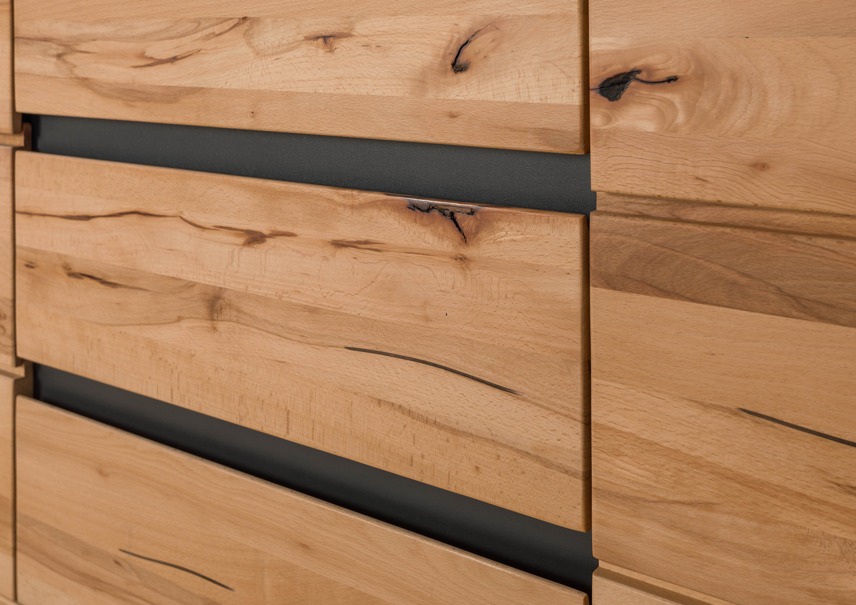 Detailfoto van het dressoir met levendige houtnerf, opvallende scheurlook en zwarte metalen sierlijsten.