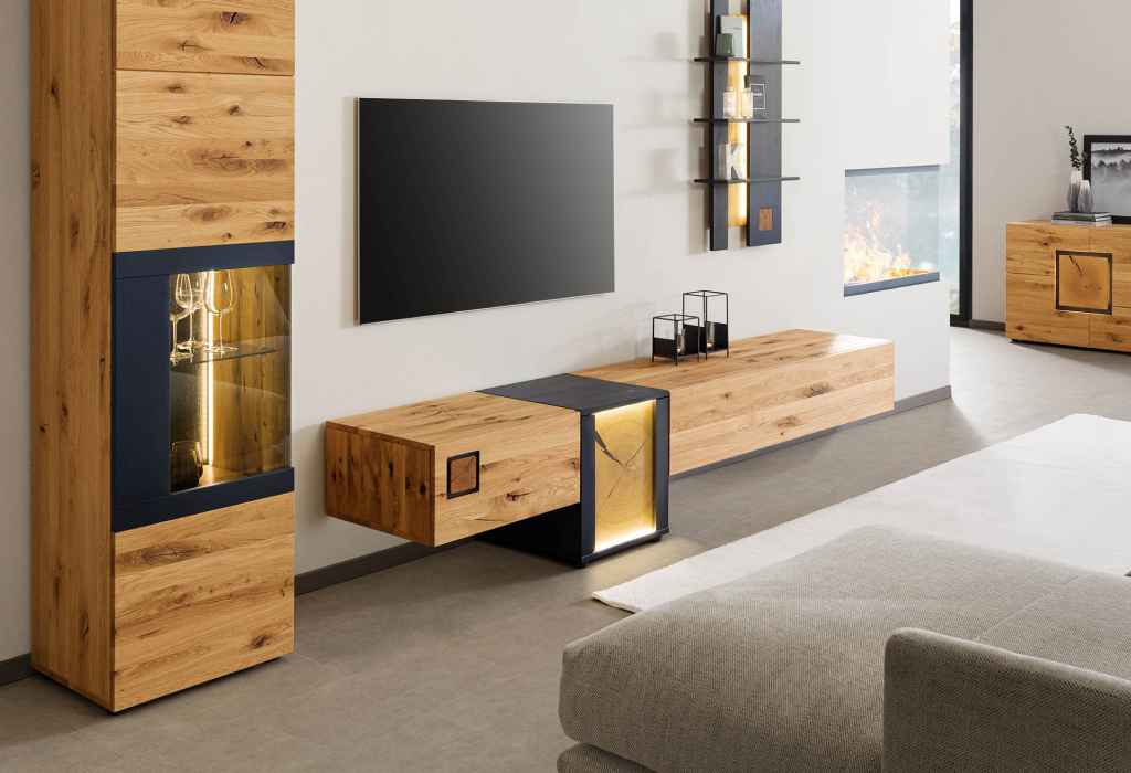 Moderne woonwand van wild eiken met een lowboard, een verlichte vitrinekast en donkere accenten rondom de tv.