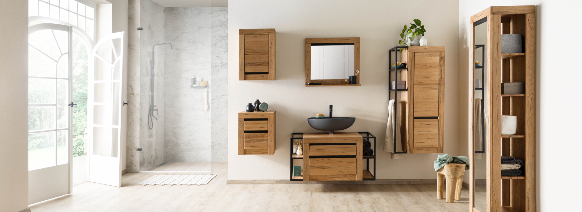 Moderne badkamer met wastafel, hoge kast en spiegels van massief wild eikenhout, evenals een zwarte opzetwastafel.
