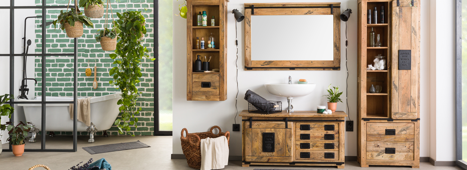 Stijlvolle RAILWAY-badkamer met warm mangohout, opvallende metalen accenten en een karakteristieke industriële look.