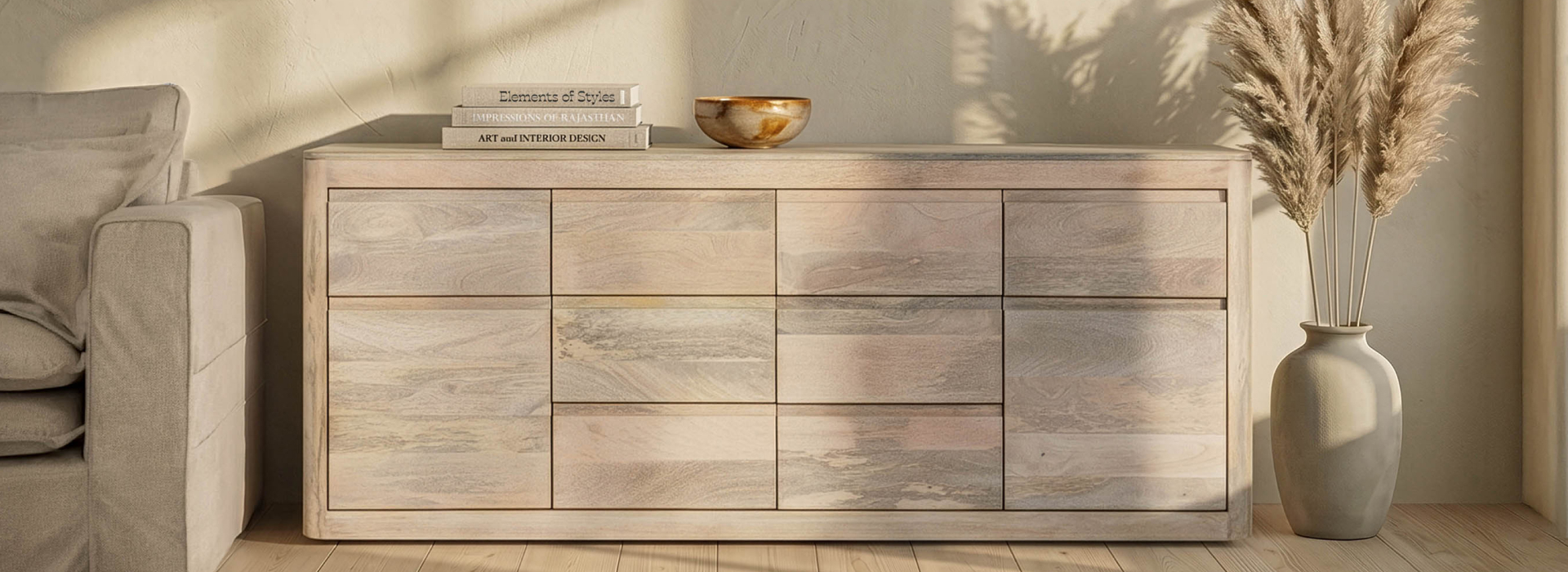 Modern dressoir in een lichte houtlook met greeploze fronten, zachte tinten en een strakke, rechtlijnige vorm.