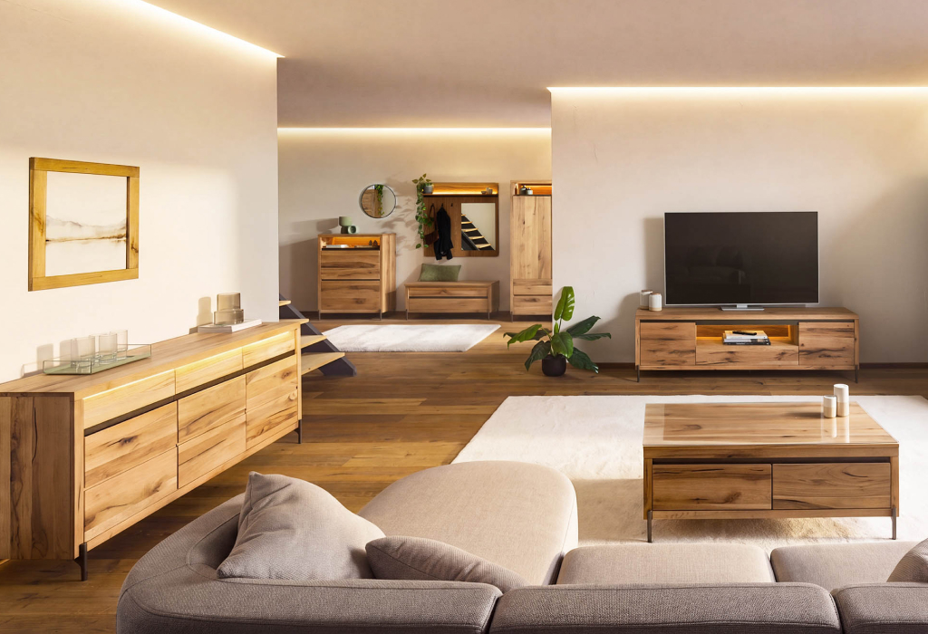 Moderne woonkamer met massief houten meubels, een tv-lowboard, een salontafel en een vitrinekast, aangevuld met warme LED-lichtaccenten.