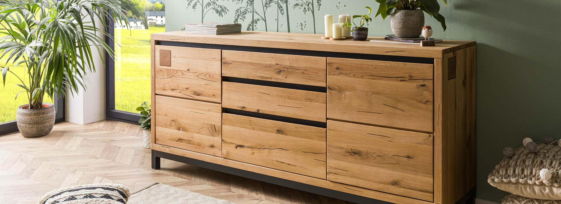 Modern dressoir van kernbeukenhout met een levendige nerf, zwarte sierlijsten en een strak metalen onderstel.