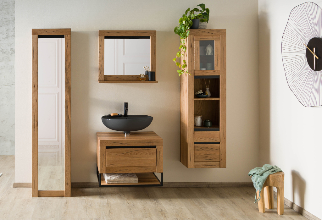Moderne badkamer met wastafel, hoge kast en spiegels van massief wild eikenhout, evenals een zwarte opzetwastafel.