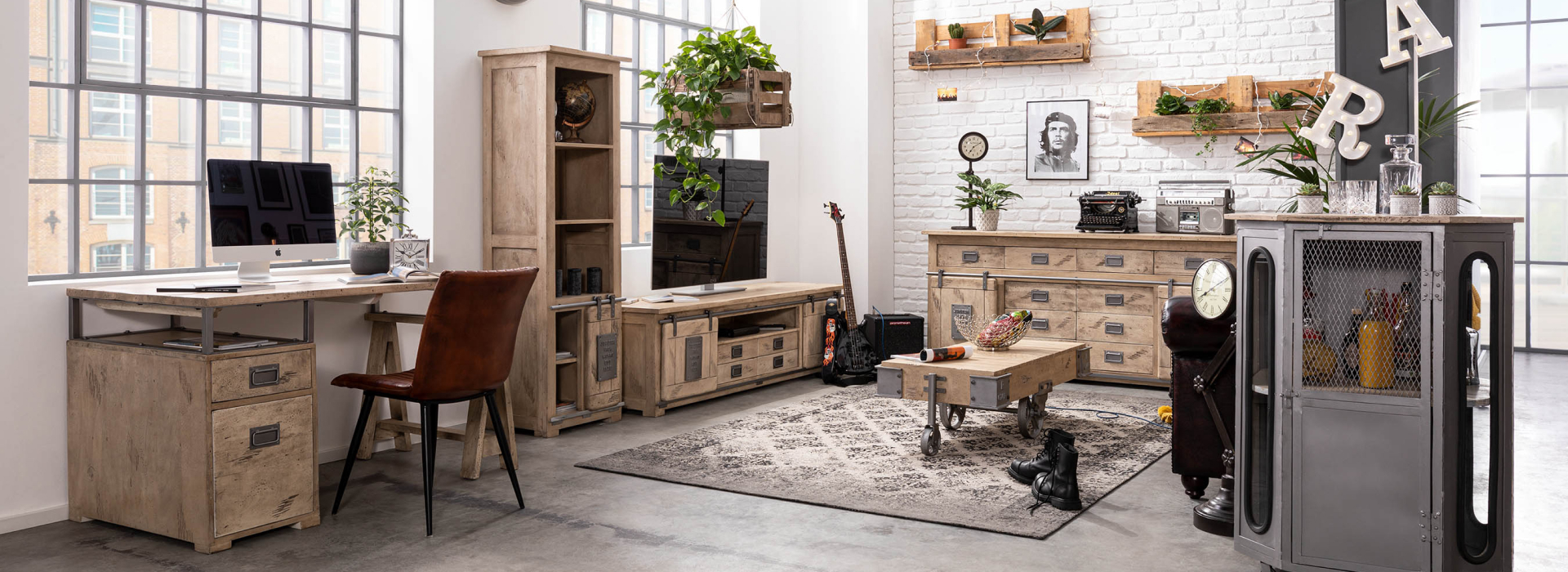 Lichte RAILWAY-eetkamer, gelakt in beige, met eettafel, metalen stoelen, vitrinekast en grote buffetkast in de ruimte.